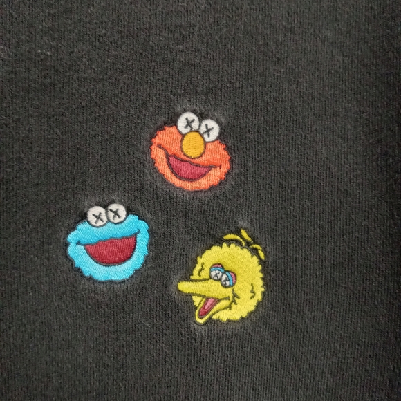 Uniqlo x Kaws x Sesame Street Embroidered Black Sweatshirt Elmo - Picture 3 of 4
